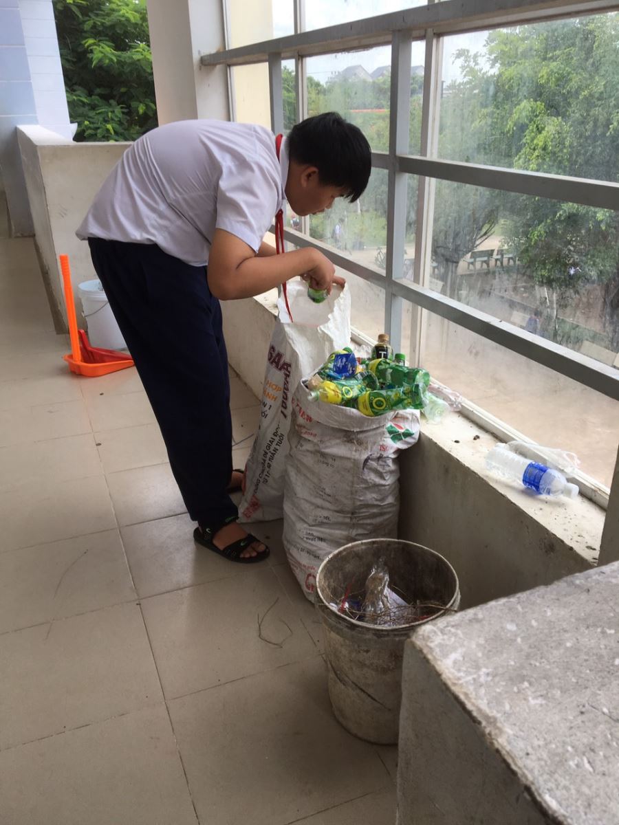 Đội viên phân loại rác để bán ve chai gây quỹ liên đội